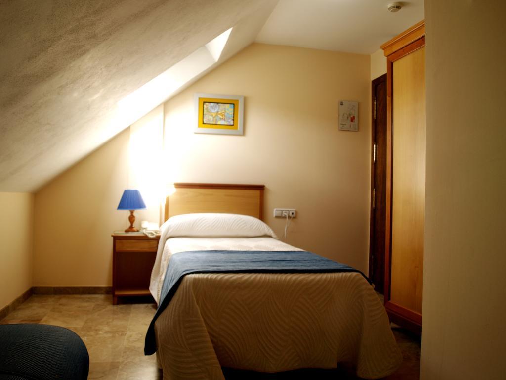 Hotel Al-Yussana Лусена Екстериор снимка