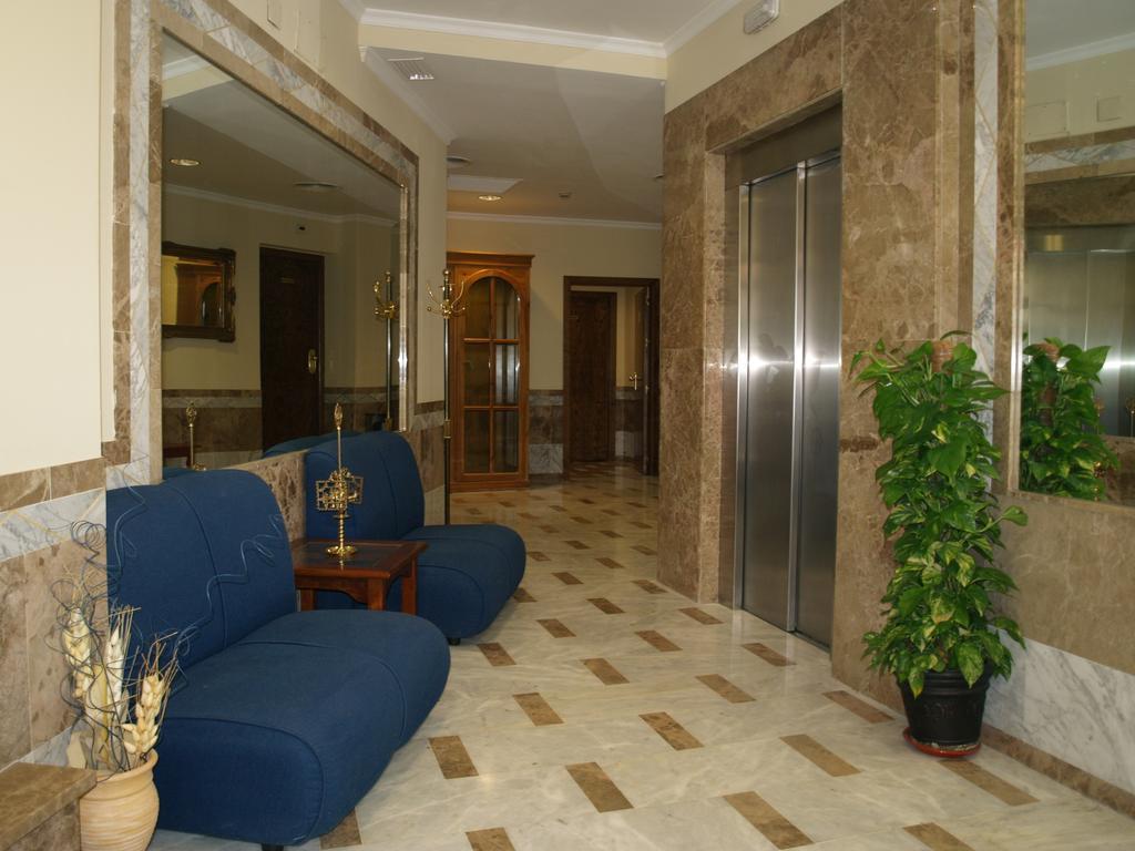 Hotel Al-Yussana Лусена Екстериор снимка
