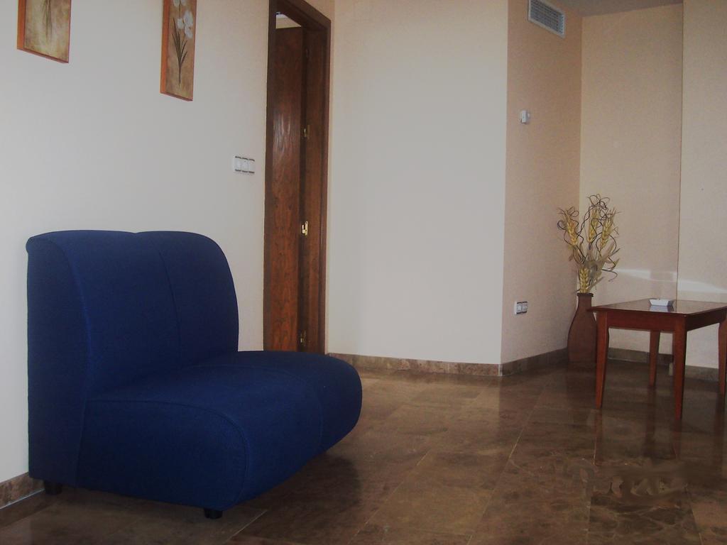 Hotel Al-Yussana Лусена Екстериор снимка