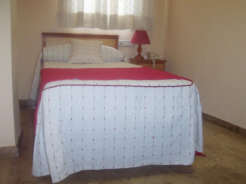 Hotel Al-Yussana Лусена Екстериор снимка