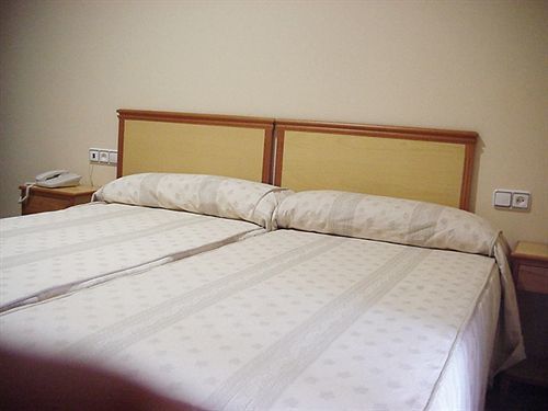 Hotel Al-Yussana Лусена Екстериор снимка