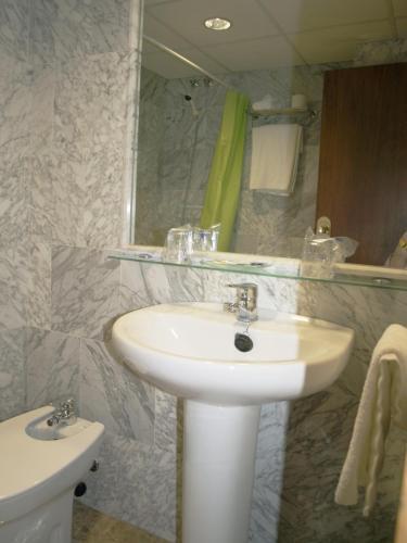 Hotel Al-Yussana Лусена Екстериор снимка